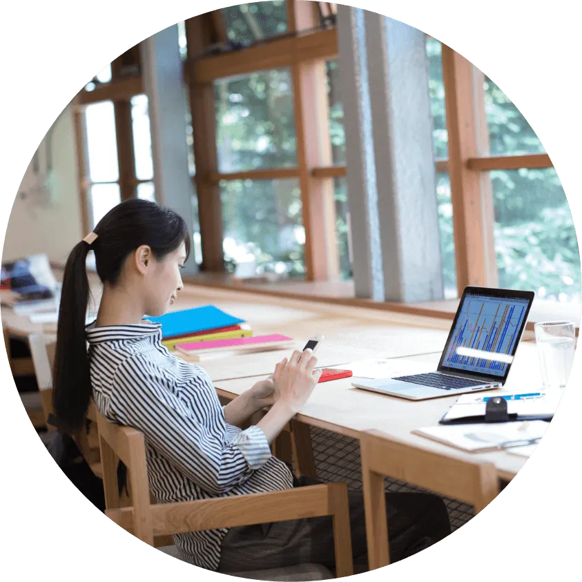 おしゃれなカフェで作業