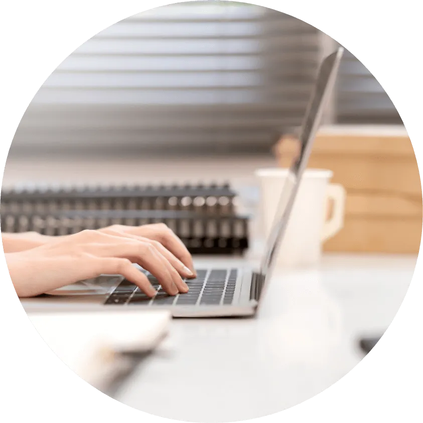 学校で真剣に作業